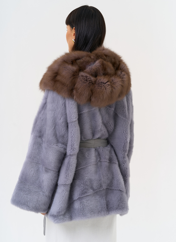 Женская шуба из меха норки с капюшоном из меха куницы