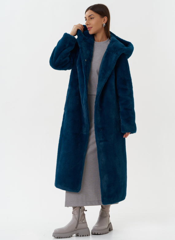 Удлиненное пальто из эко меха с капюшоном