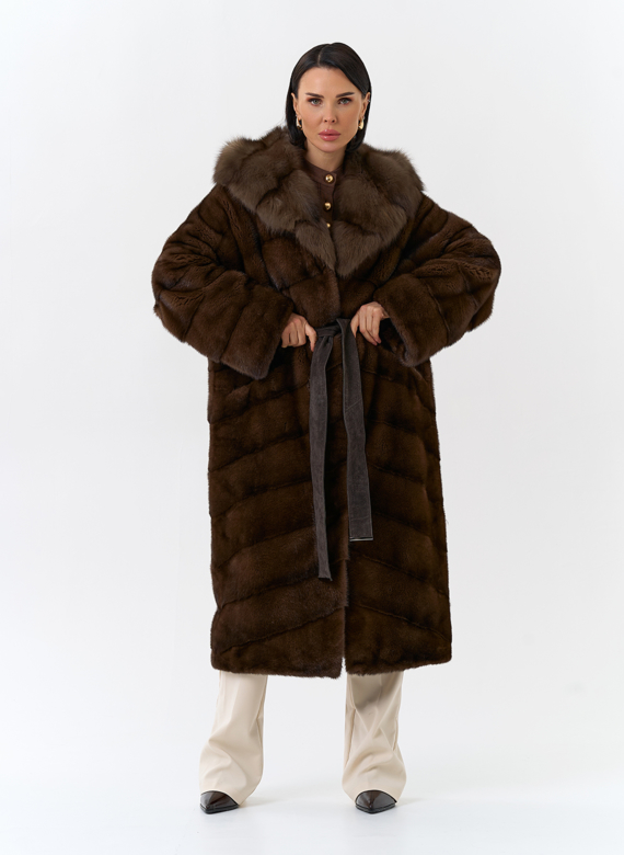 Шуба из меха норки с капюшоном из меха куницы