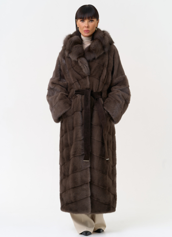 Длинная шуба из меха норки с капюшоном из меха куницы