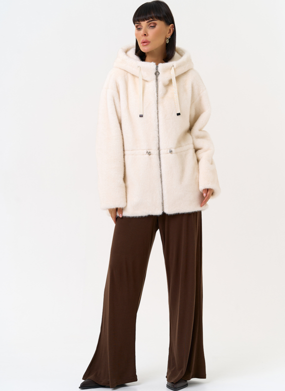 Женская светлая куртка из эко меха с капюшоном