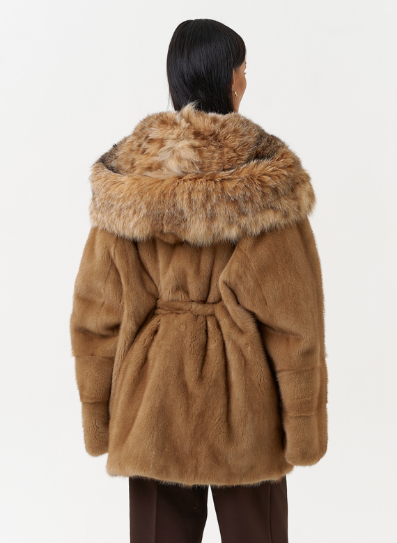 Женская шуба из меха норки с капюшоном из меха рыси