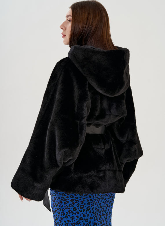Шуба из эко меха с капюшоном и поясом в черном цвете