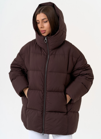 Женский пуховик коричневого цвета с капюшоном