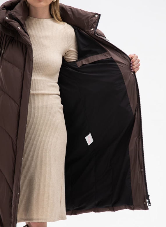 Женский пуховик коричневого цвета с капюшоном