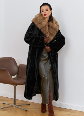 Шуба из меха норки с капюшоном из меха куницы Шуба из меха норки с капюшоном из меха куницы