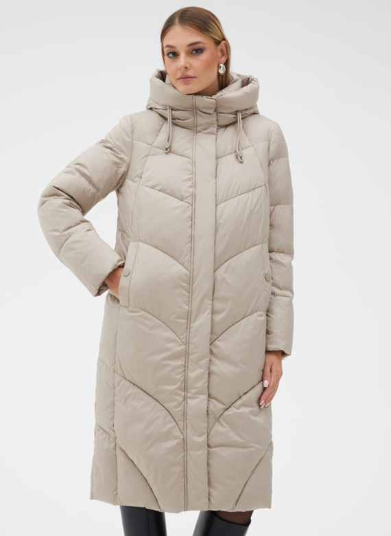 Женский пуховик бежевого цвета с капюшоном