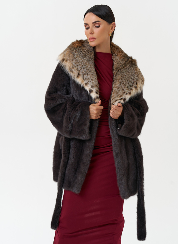 Женская шуба из меха норки с капюшоном из меха рыси