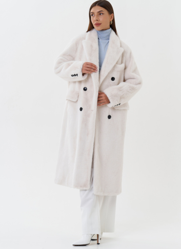 Двубортное пальто из эко меха