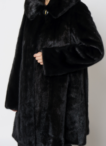 Шуба из норки с капюшоном черного цвета