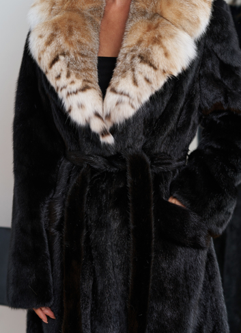 Женская шуба из меха норки с воротником из меха рыси