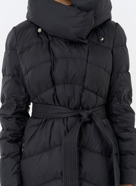 Женский длинный пуховик черного цвета с капюшоном