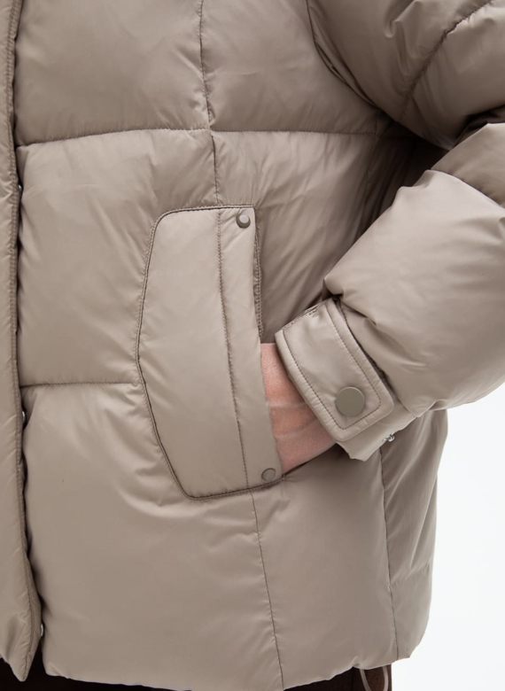 Короткий пуховик с капюшоном из меха песца