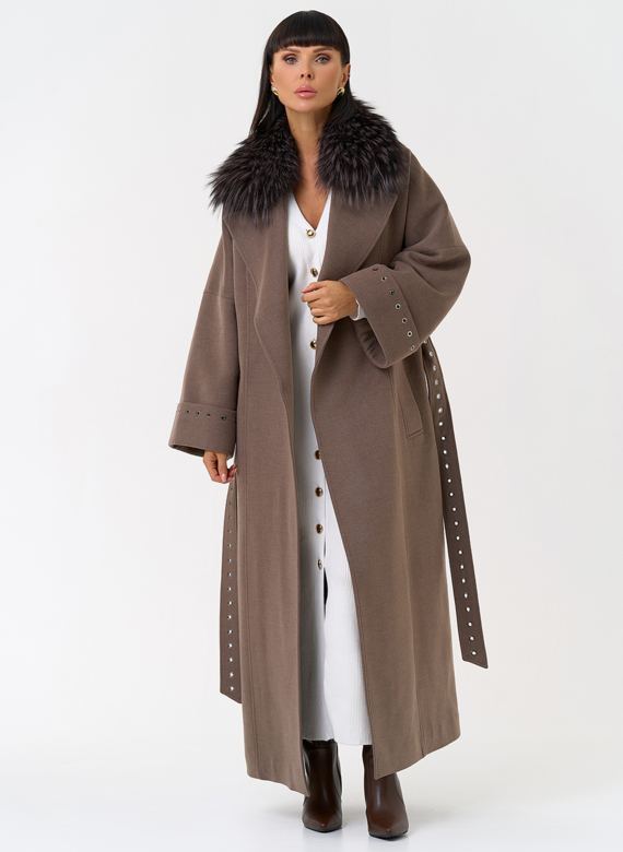 Утепленное женское пальто с английским воротником из меха лисы