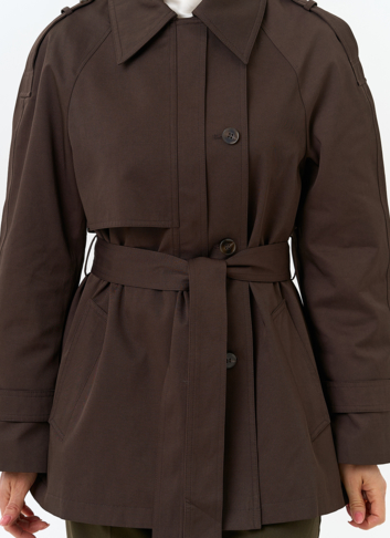 Женский укороченный плащ с поясом