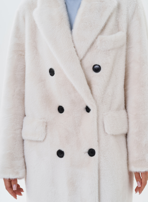 Двубортное пальто из эко меха
