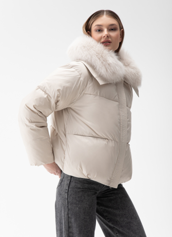 Женский пуховик с отделкой из меха песца