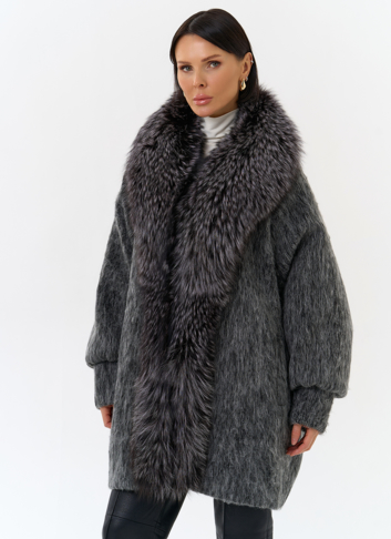 Женский удлиненный пуховик с отделкой из меха чернобурки