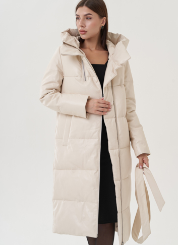 Пуховик из эко кожи молочного цвета с капюшоном