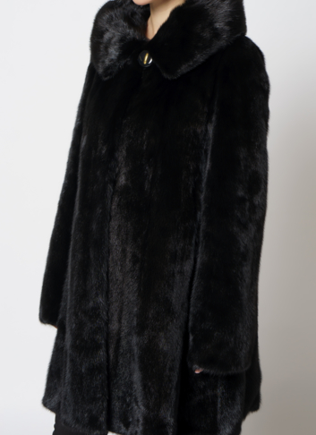 Шуба из норки с капюшоном черного цвета