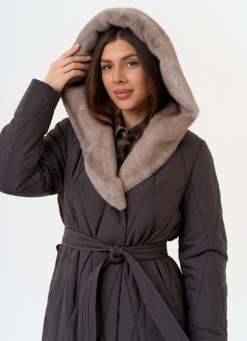 Женское пальто с капюшоном из эко меха