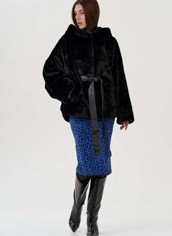 Шуба из эко меха с капюшоном и поясом в черном цвете