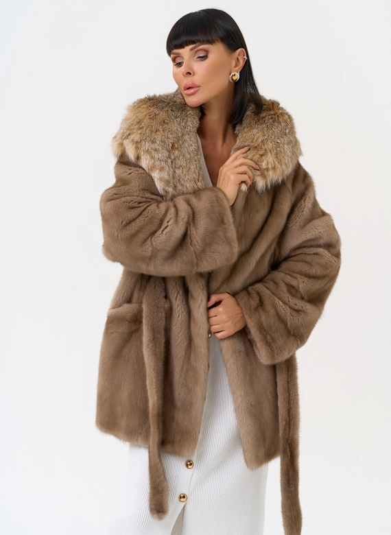 Женская шуба из меха норки с капюшоном из меха рыси фото