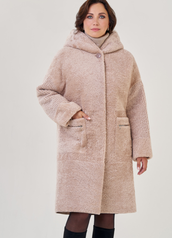 Шуба из овчины в бежевом цвете с капюшоном