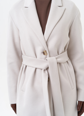 Женское пальто с английским воротником