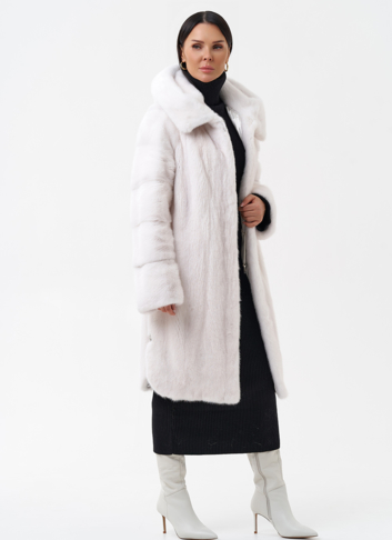 Светлая шуба из норки с капюшоном