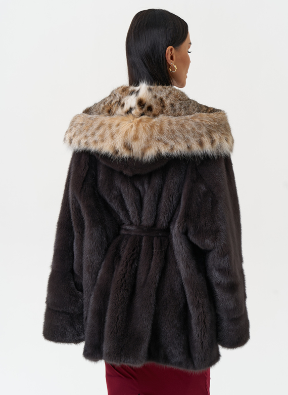 Женская шуба из меха норки с капюшоном из меха рыси