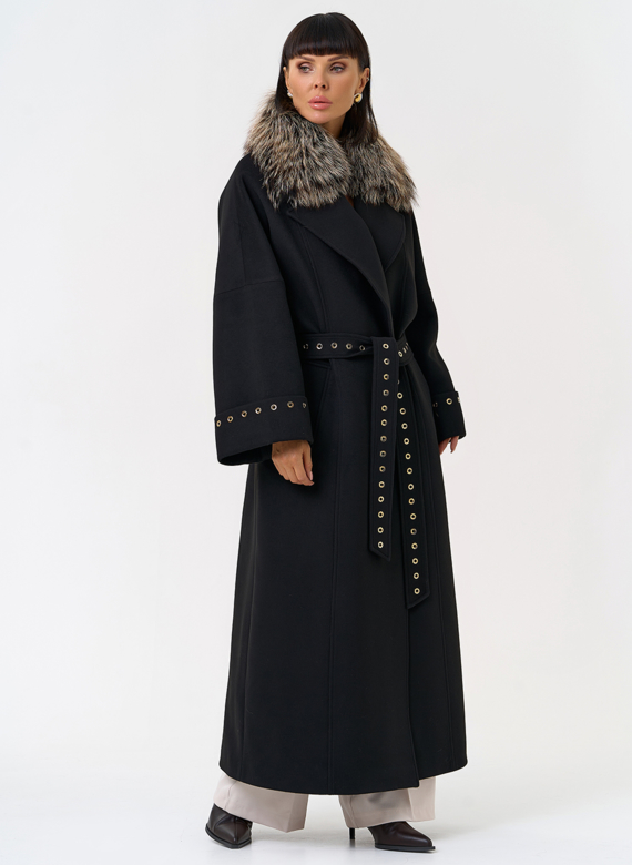 Утепленное женское пальто с английским воротником из меха лисы