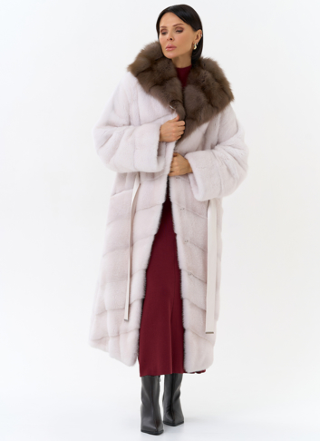 Белая шуба из меха норки с капюшоном из меха куницы