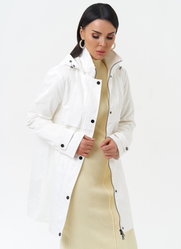Плащ женский белого цвета