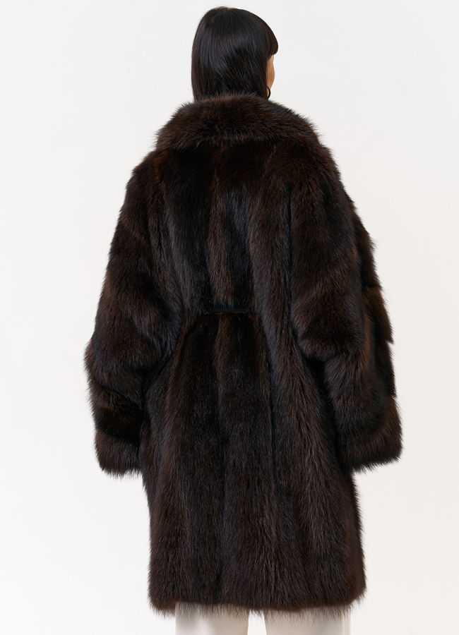 Шуба из меха енота с английским воротником модель № 31671 в рассрочку