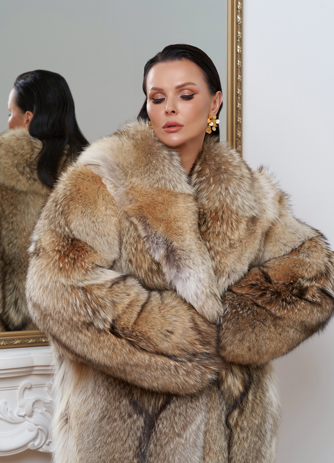 Удлиненная шуба из меха койота модель № 27621 в рассрочку