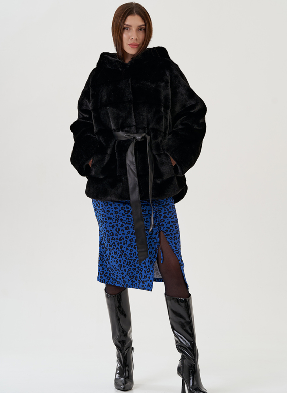Шуба из эко меха с капюшоном и поясом в черном цвете