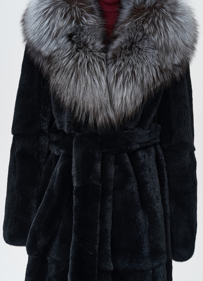 Шуба из меха кролика с капюшоном из чернобурки модель № 28905 в рассрочку