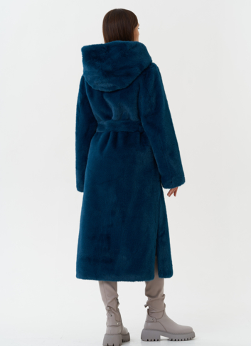 Удлиненное пальто из эко меха с капюшоном