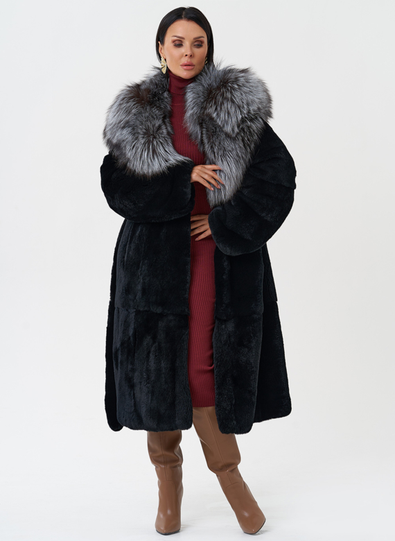 Шуба из меха кролика с капюшоном из чернобурки