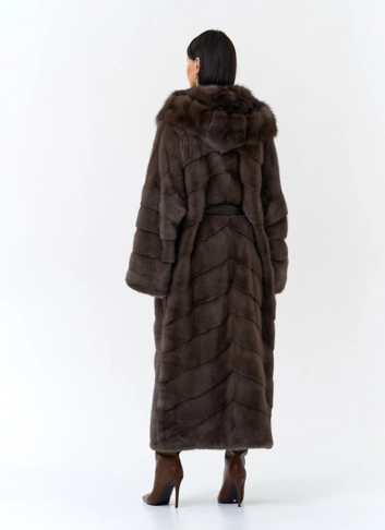 Длинная шуба из меха норки с капюшоном из меха куницы фото