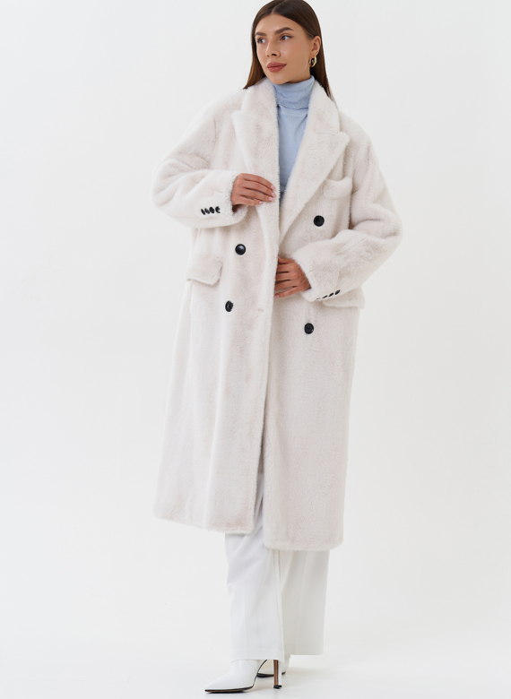 Двубортное пальто из эко меха