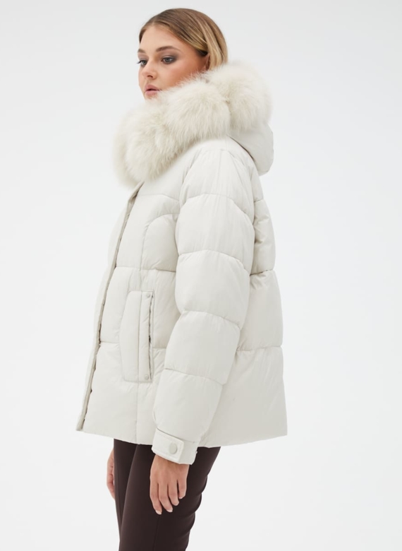 Короткий пуховик с капюшоном из меха песца