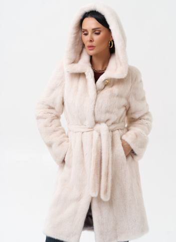 Светлая шуба с поясом из норки