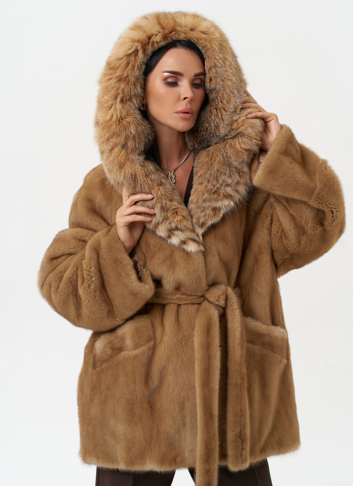 Женская шуба из меха норки с капюшоном из меха рыси