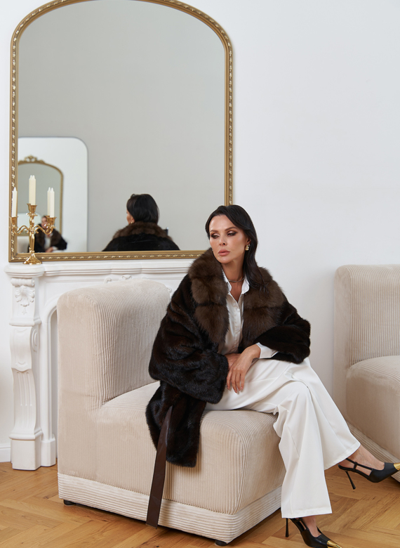 Женская шуба из меха норки с воротником из меха куницы