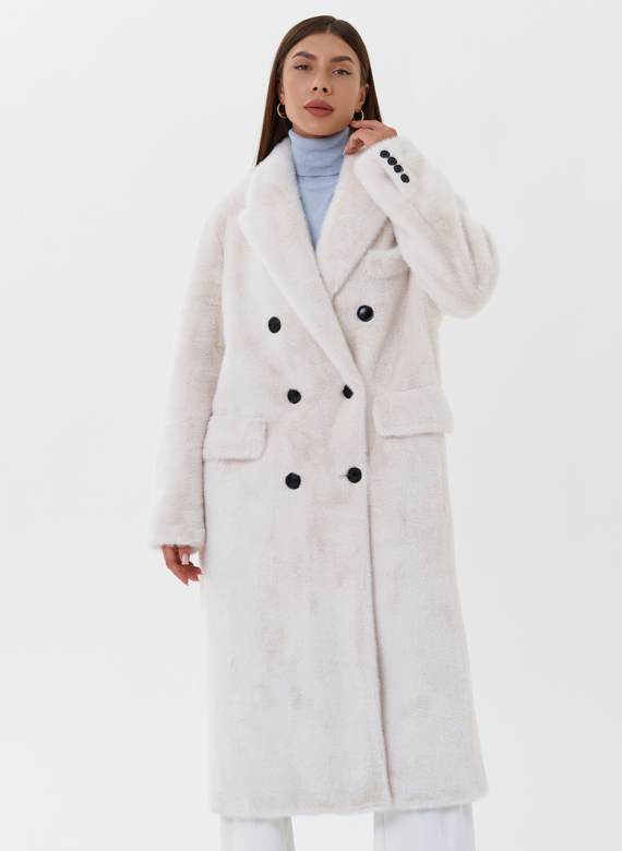 Двубортное пальто из эко меха