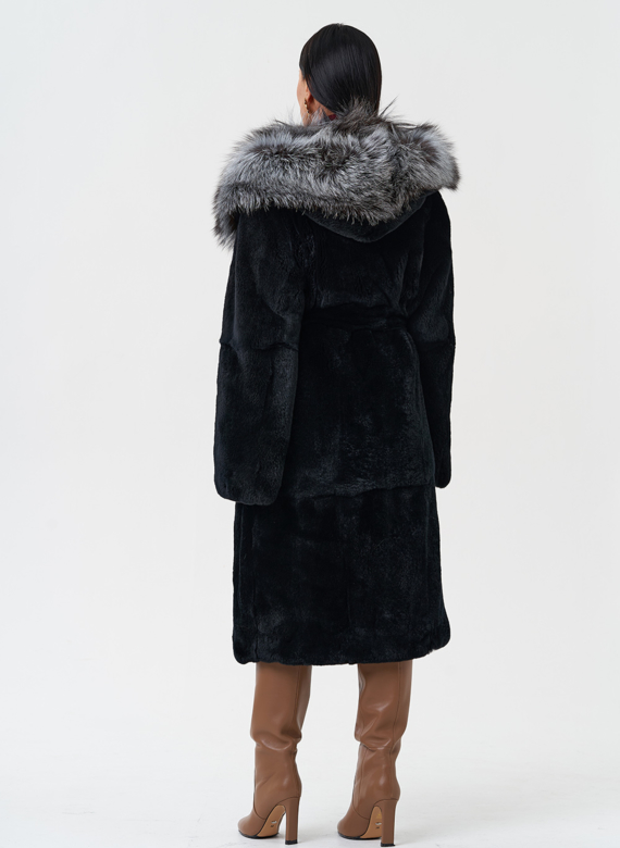 Шуба из меха кролика с капюшоном из чернобурки