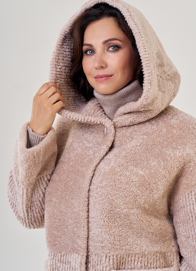 Шуба из овчины в бежевом цвете с капюшоном модель № 21979 в рассрочку