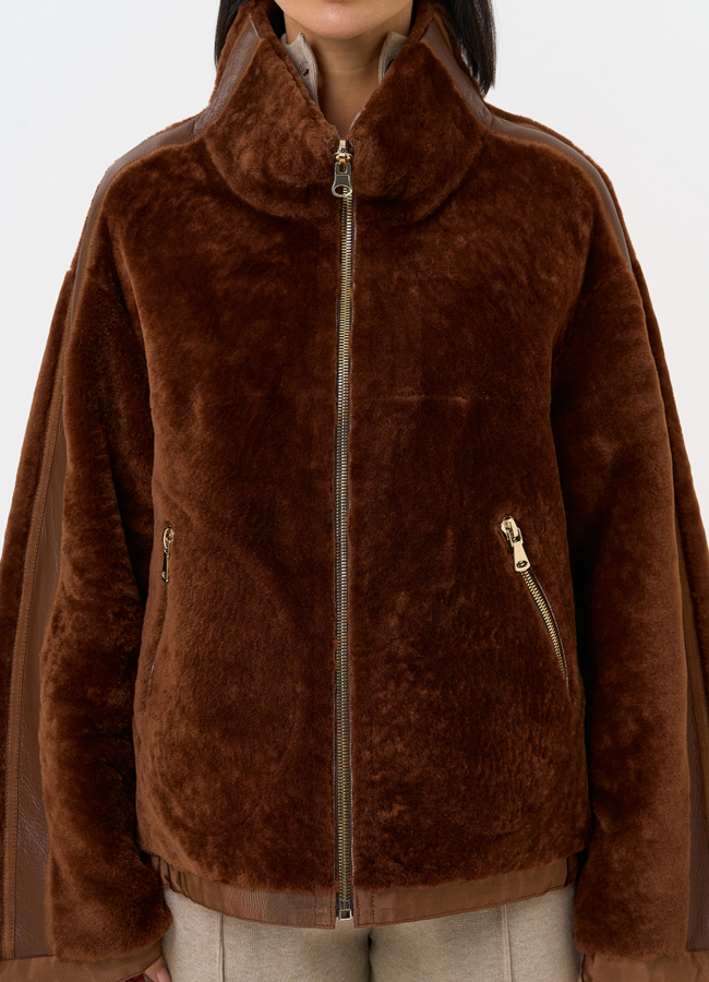 Короткая двухсторонняя дубленка в коричневом цвете модель № 31477 универмаг малина